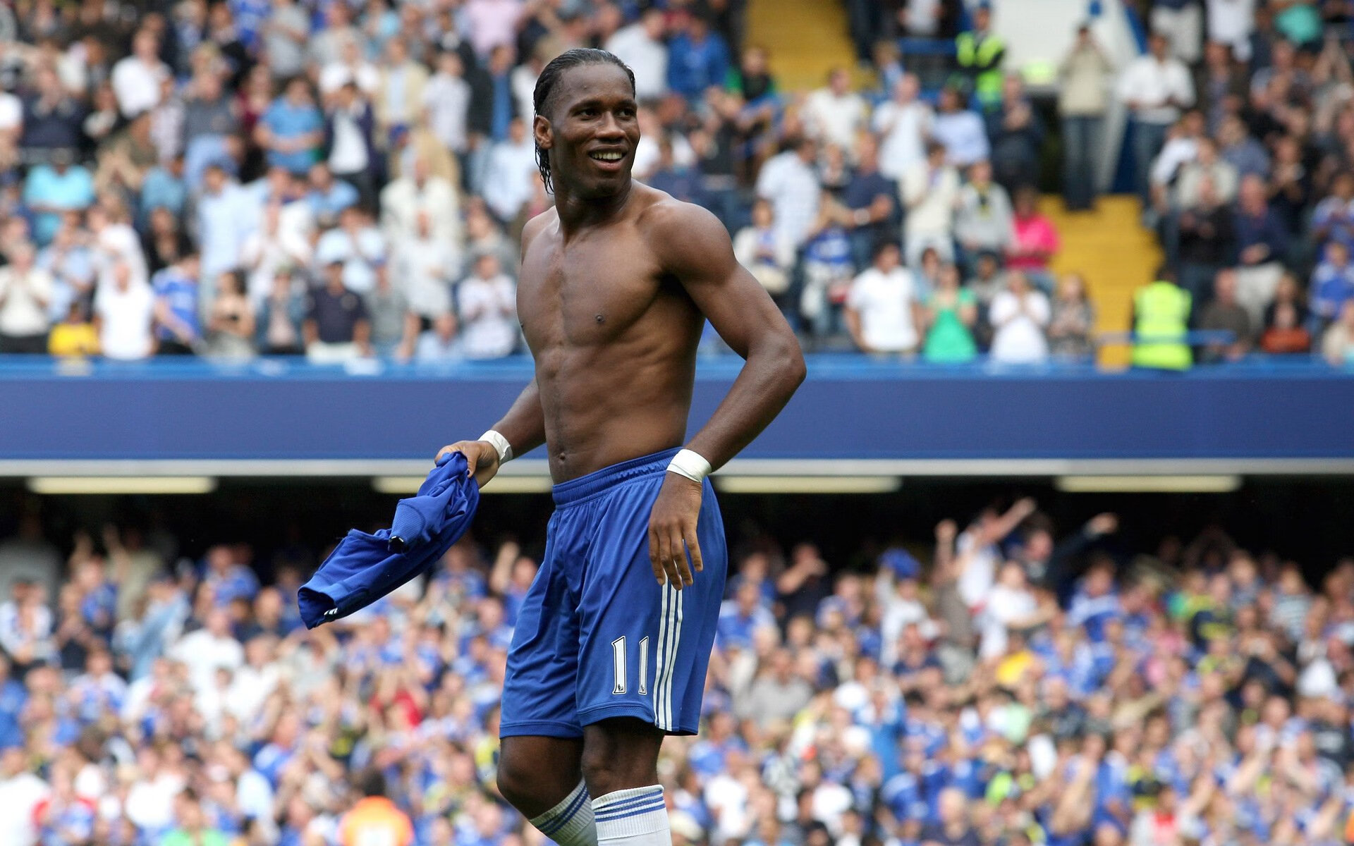 巴萨中场协作紧密，团队配合默契，巴萨中场球员