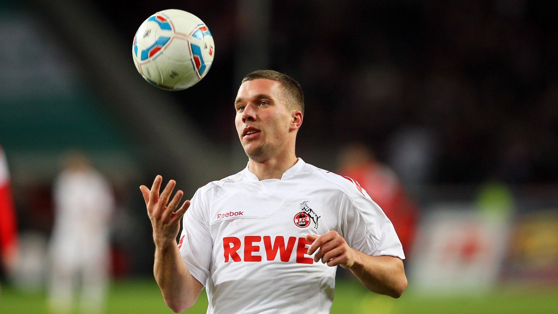 拜仁慕尼黑稳坐榜首，向三冠王迈进